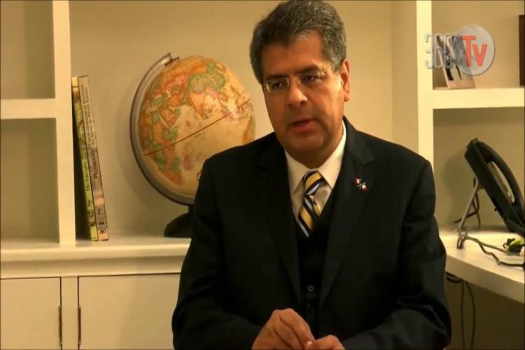 L’Ambassadeur d’Algérie perd ses moyens face à un expert mexicain du développement international