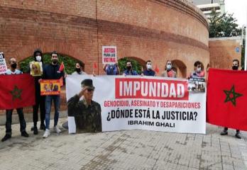 Victims of #BrahimGhali​ protest in front of his Hospital asking #Spain​ to get them #Justice​